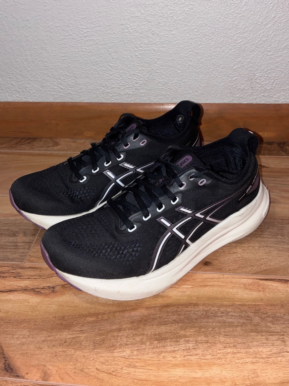 Asics Women’s Gel Kayano 31 Black Running Shoes Sneakers- size 8.5